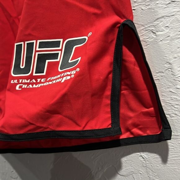 🔥🔥 UFC Ultimate Fighting Championship Red Training Shorts Men Sz 36 - PERFECT - Picture 6 of 13